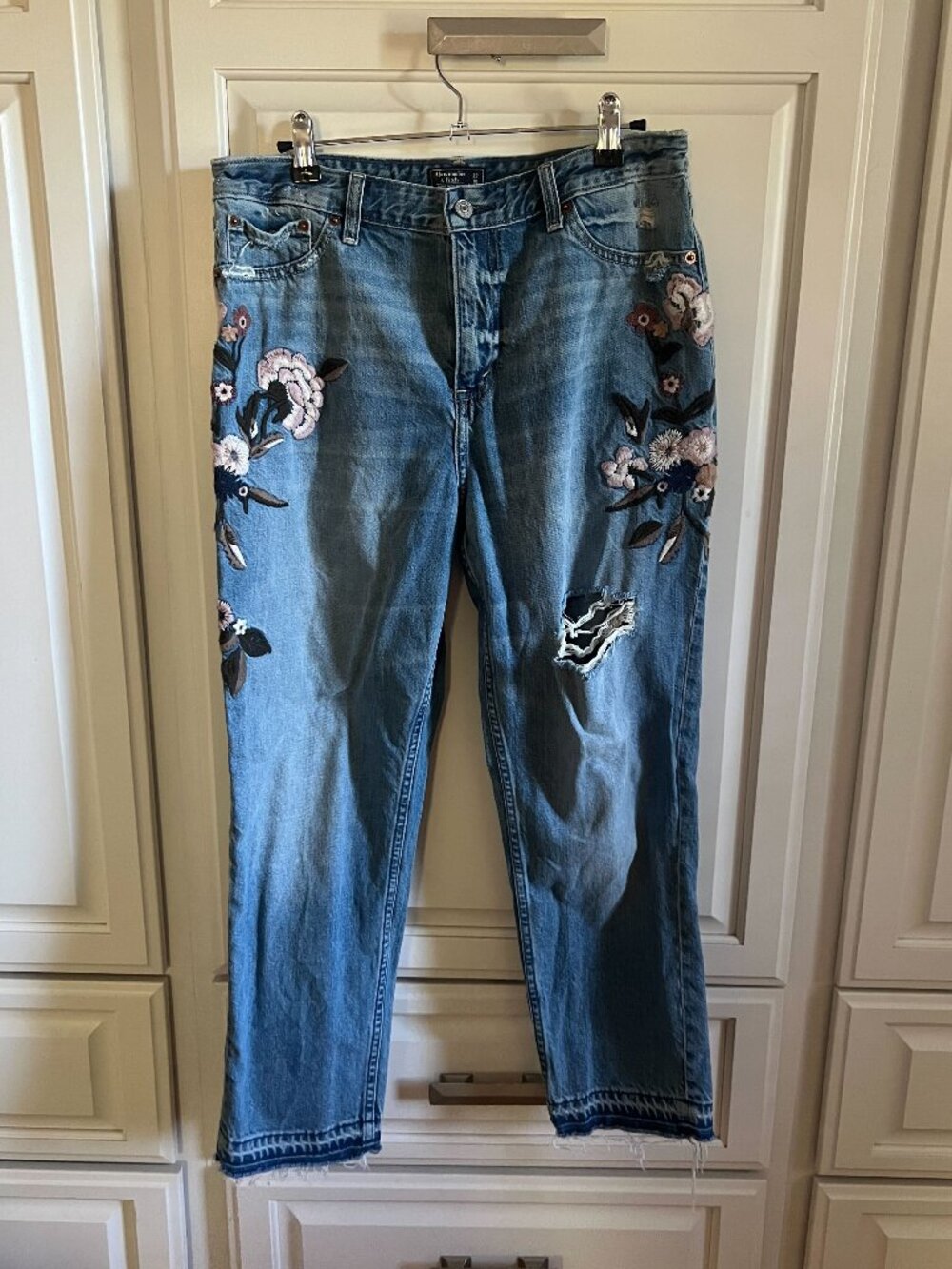 Abercrombie Annie High Rise Girlfriend Jeans - Embroidered Flowers - 30/10R